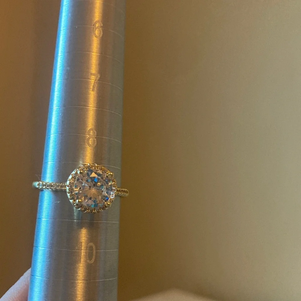 Pretty Bird Jewelry Radiant Gold Women's Ring with Sparkling Centerpiece - Picture 8 of 10